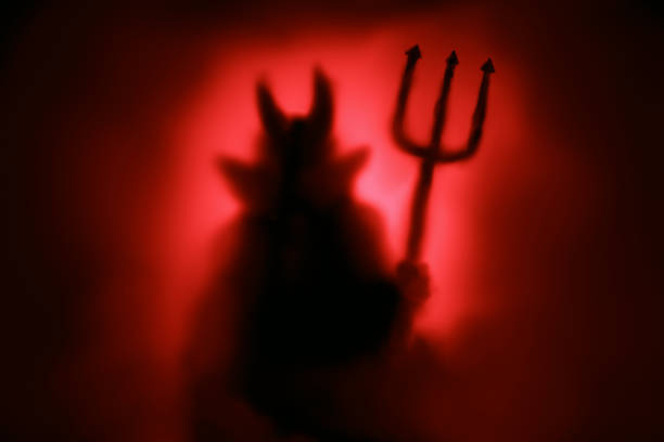 silhouette de diable effrayant - satanic photos et images de collection