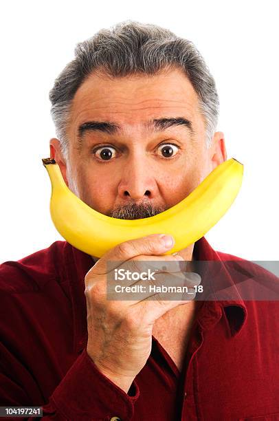 Uomo Tenere Banana A Faccia Simili A Sorridere - Fotografie stock e altre immagini di Adulto - Adulto, Adulto in età matura, Alimentazione sana