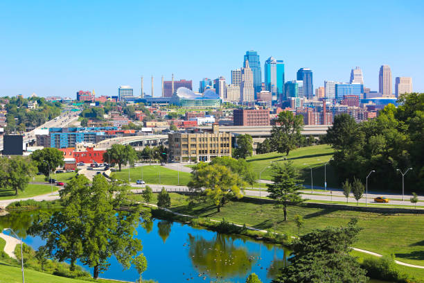 kansas city skyline vue sur le lac - centre de spectacles photos et images de collection