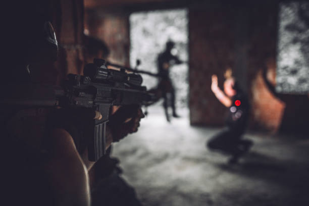 squadra swat che punta al gangster - counter terrorism foto e immagini stock