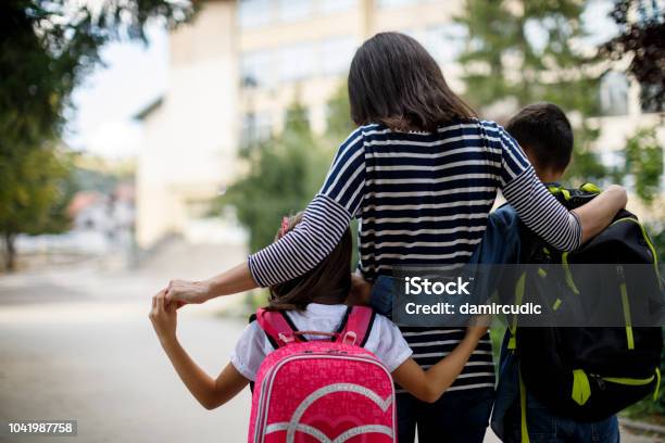 Madre Porta I Bambini A Scuola - Fotografie stock e altre immagini di Edificio scolastico - Edificio scolastico, Bambino, Educazione