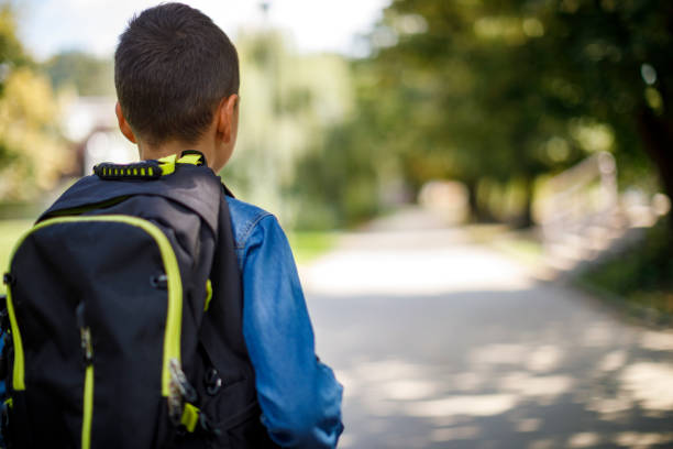 adolescent avec cartable rentrer à la maison de l’école - back school photos et images de collection