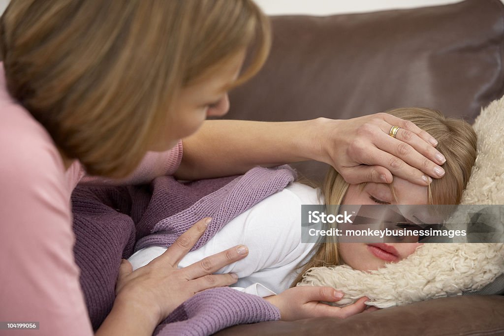 Mãe fazendo temperatura de doentes filha em casa - Foto de stock de 40-49 anos royalty-free