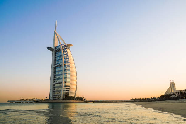 dubai. nell'estate del 2016. simbolo di prosperità e lusso, la costruzione del burj al arab. shore jumeirah il golfo persico al mattino presto. - dubai united arab emirates hotel luxury foto e immagini stock