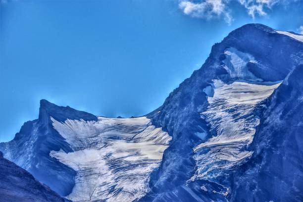 les étapes initiales de la gemmi à sunnbuel, au-dessus de kandersteg sur les frontières des alpes bernoises et wallis suisse centrale en cristal clairement sunshine au début de l’automne - gemmi photos et images de collection