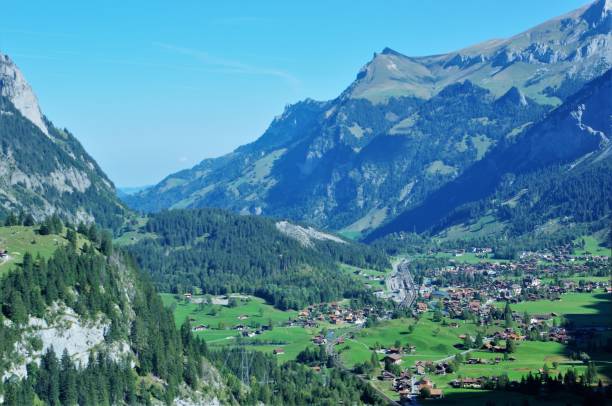 las etapas iniciales de la gemmi pass en sunnbuel, arriba kandersteg en las fronteras de los alpes de wallis en la suiza central y bernese en cristal claro sol de otoño temprano - gemmi fotografías e imágenes de stock