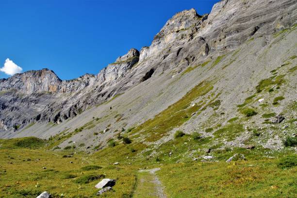 les étapes initiales de la gemmi à sunnbuel, au-dessus de kandersteg sur les frontières des alpes bernoises et wallis suisse centrale en cristal clairement sunshine au début de l’automne - gemmi photos et images de collection