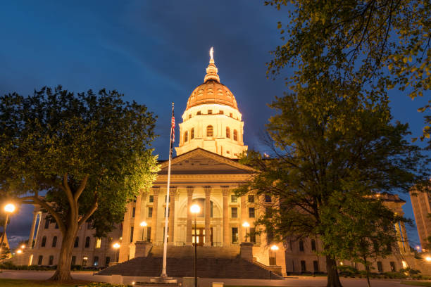 канзас государство капитал билдинг в ночное время - kansas topeka state capital стоковые фото и изображения