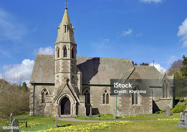 Underbarrow Igreja Na Primavera - Fotografias de stock e mais imagens de Amarelo - Amarelo, Anglicano, Antigo