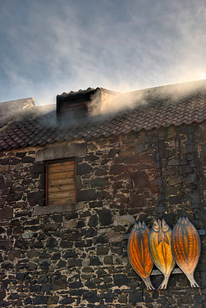 em craster arenque defumado smokehouse - craster - fotografias e filmes do acervo