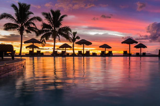 um pôr do sol lindo, refletindo na água em fiji - denarau - fotografias e filmes do acervo