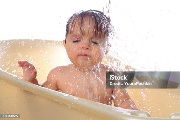 Wasserplay Stockfoto und mehr Bilder von Baby - Baby, Badewanne, Ein Bad nehmen
