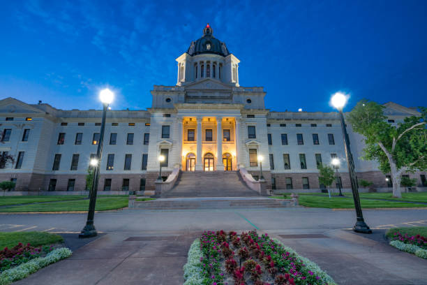 dakota du sud capital building de nuit - south dakota pierre state capitol building usa photos et images de collection