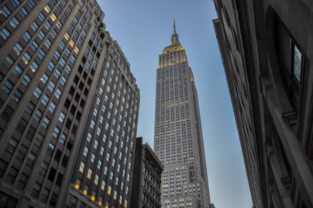 vue de empire state building - empire state building photos et images de collection