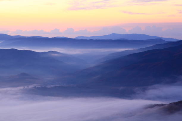 istock Mountain ranges and sea of ​​clouds 1042012346