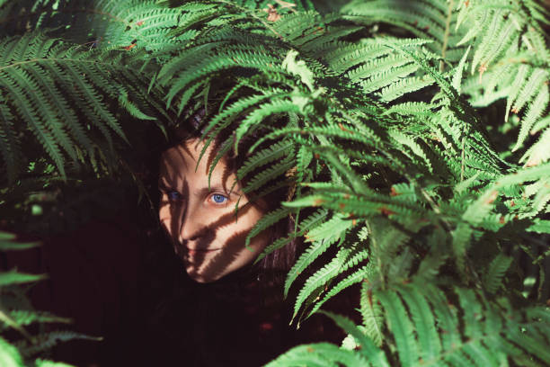 woman with blue eyes in fern bushes - hermit imagens e fotografias de stock