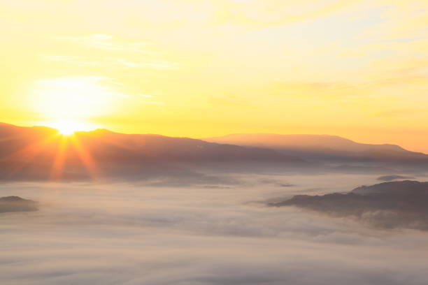 istock Mountain ranges and sea of ​​clouds 1042035096