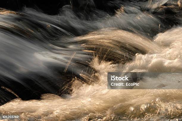 Agua En Movimiento Foto de stock y más banco de imágenes de Abstracto - Abstracto, Agua, Aire libre