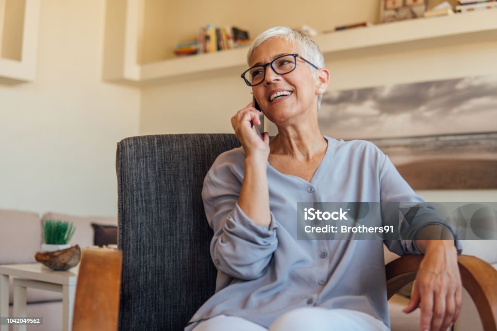 Ältere Frau redet mit Handy - Lizenzfrei Am Telefon Stock-Foto