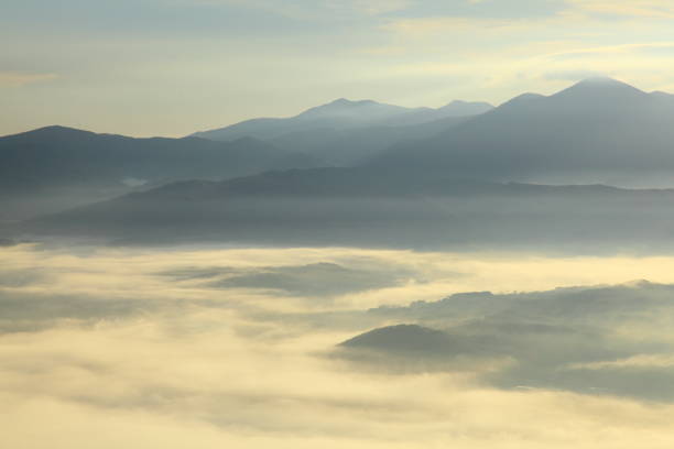 istock Mountain ranges and sea of ​​clouds 1042051010