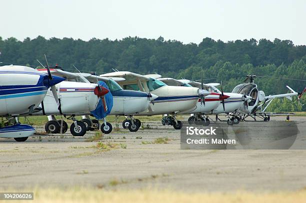 Disposta A Mosca - Fotografias de stock e mais imagens de Aeroporto - Aeroporto, Alfalto, Avião