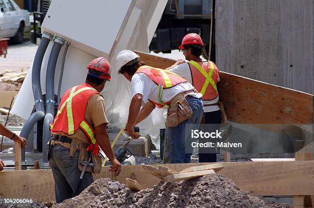 Mężczyźni W Pracy - zdjęcia stockowe i więcej obrazów Bezpieczeństwo - Bezpieczeństwo, Budować, Ciąć