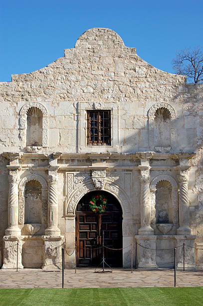 istock The Alamo in early evening 104206278