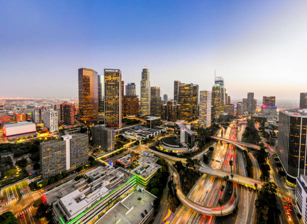 aerial downtown los angeles skyline w nocy - financial district zdjęcia i obrazy z banku zdjęć