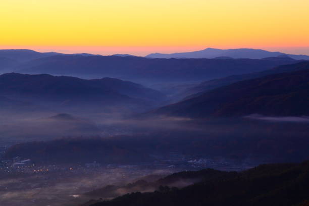 istock Mountain ranges and sea of ​​clouds 1042069936