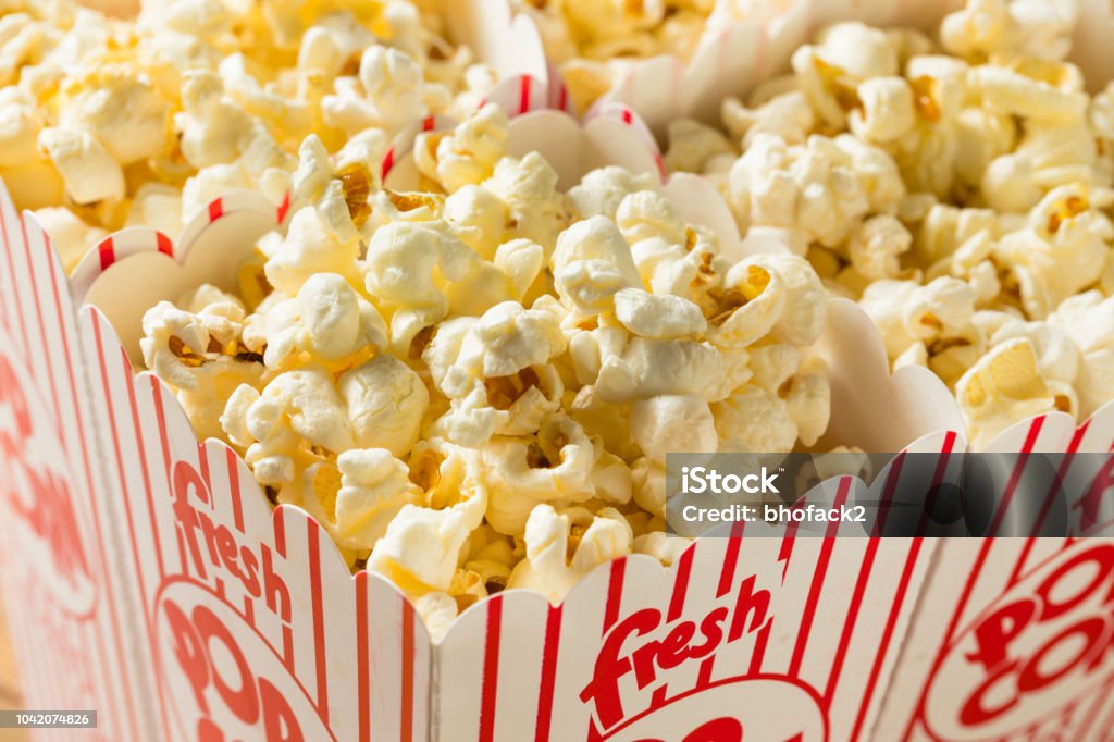 Popcorn classique beurré Cinema - Photo de Pop-corn libre de droits