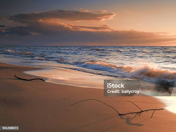 Spiaggia Al Tramonto - Fotografie stock e altre immagini di Acqua - Acqua, Ambientazione esterna, Ambientazione tranquilla