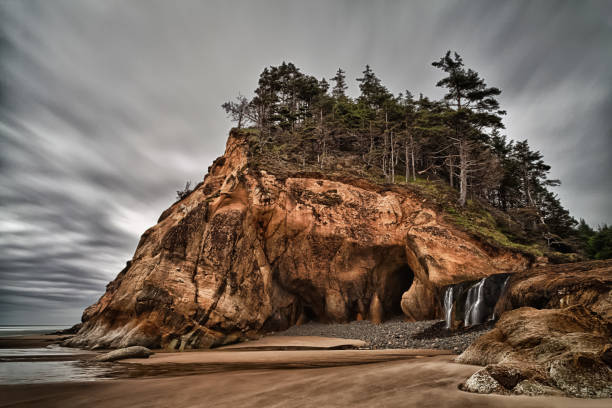 抱擁ポイント州立公園、オレゴン州、棚をオフに来て滝 - oregon beach ストックフォトと画像