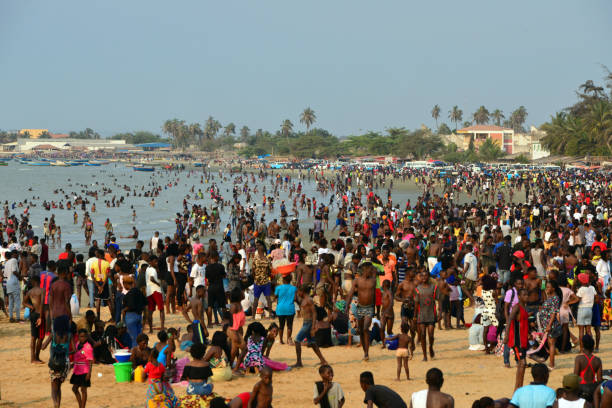 foule sur la plage africaine, cacuaco, luanda, angola - motor vehicle outdoors crowd landscape photos et images de collection