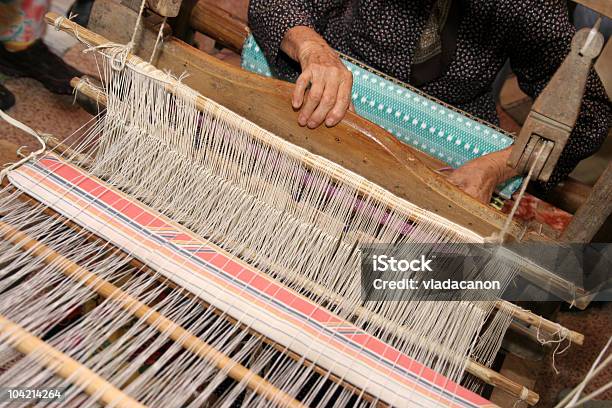 Tejeduría De Telares Manuales Foto de stock y más banco de imágenes de Adulto - Adulto, Antiguo, Artesano