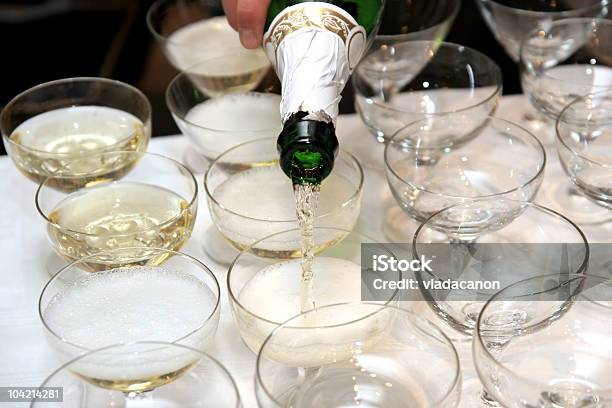 Verter Vino En Copa Foto de stock y más banco de imágenes de Anticuado - Anticuado, Barman, Bebida