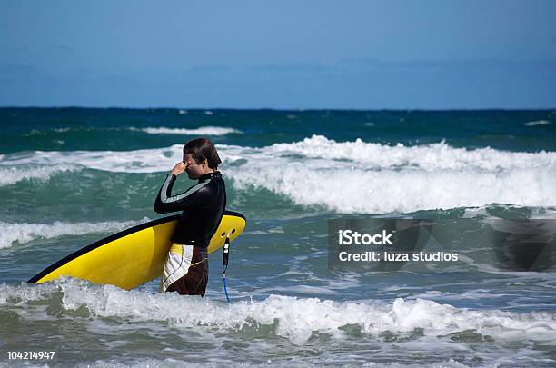 Foto de O Triste Surfista e mais fotos de stock de Surfe - Surfe, Chorar, Dor