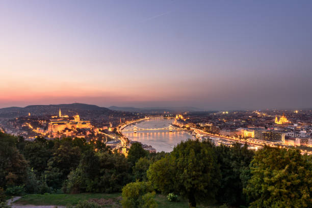 budapest, hongrie. vue aérienne de budapest, en hongrie, au coucher du soleil. vue du château de buda, pont à chaînes et bâtiment dans la nuit du parlement - budapest parliament building chain bridge night photos et images de collection