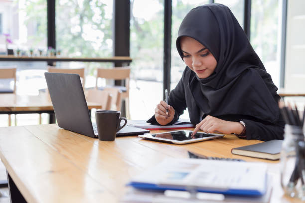 muslimische geschäftsleute tragen schwarze hijab in coffee-shop. - religiöse kleidung stock-fotos und bilder