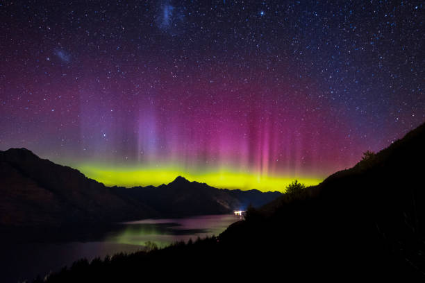 aurore dans le ciel nocturne de queenstown, nouvelle-zélande - lake night winter sky photos et images de collection