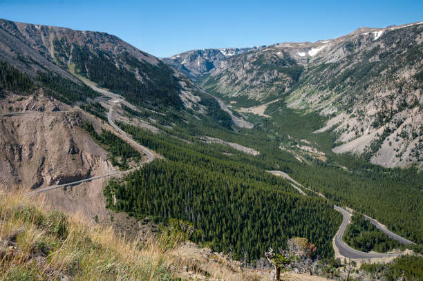 先の高速道路 - absaroka range ストックフォトと画像