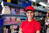 junge-frau-die-ein-geschenk-box-store.jpg?b=1&s=170x170&k=20&c=-t-TPUZ6BFt3hNmRDYSVu-wDnTAjclTytlBpevFhz3M=