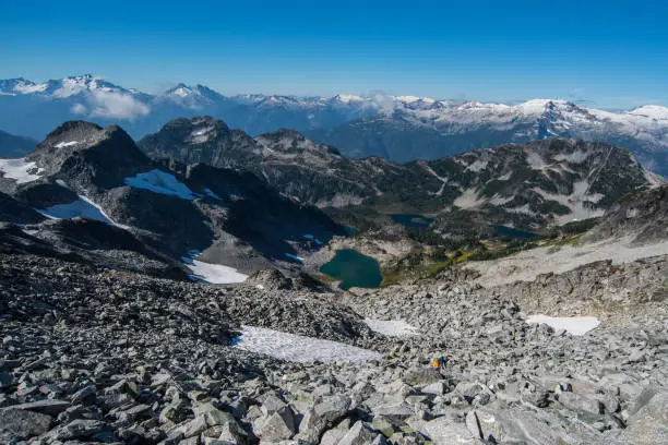 A beautiful view of a mountainrange in upper British Columbia, spotting peaks, glaciers, lakes and rocks.