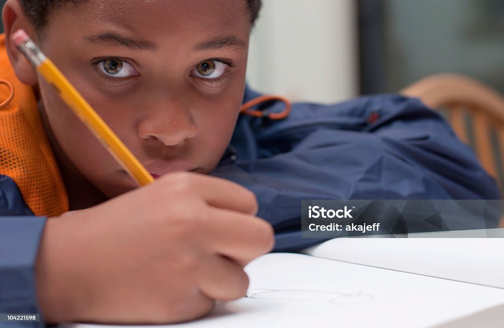Afro-americano Menino escrever no Bloco de notas - Royalty-free Aluno Foto de stock