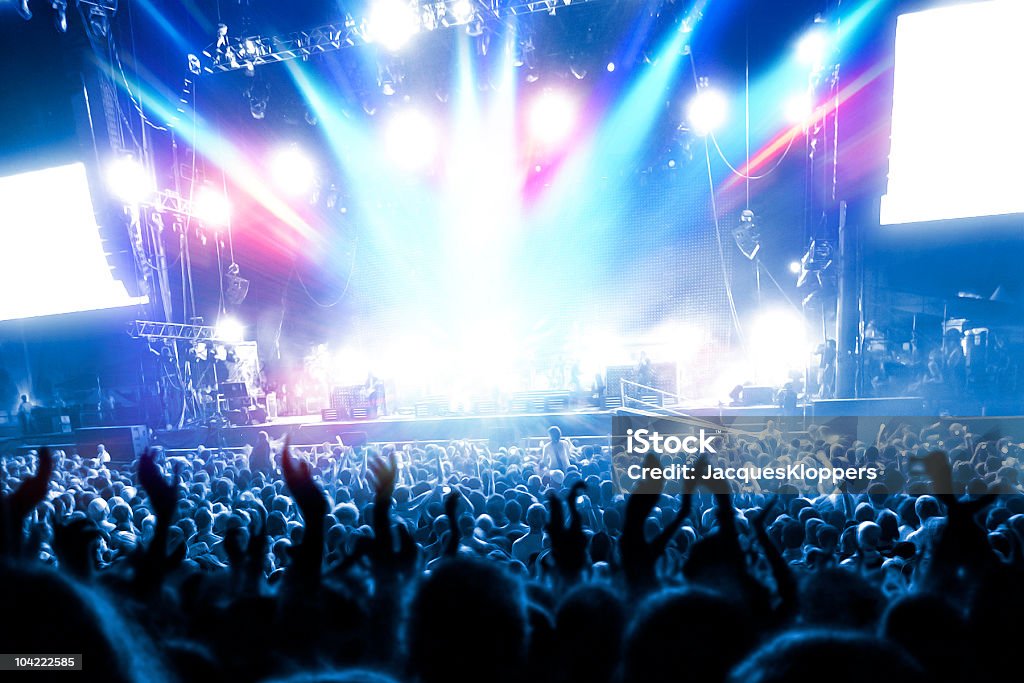 Groupe de personnes à la fois un concert pop - Photo de Scène de théâtre libre de droits