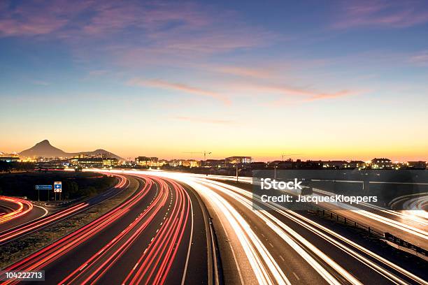 Trafficata Strada Urbana Al Crepuscolo - Fotografie stock e altre immagini di Autostrada a corsie multiple - Autostrada a corsie multiple, Autostrada a due corsie, Città