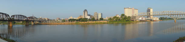 шривпорт () - город на красной реке в американском штате луизиана. - bossier city red river shreveport cityscape стоковые фото и изображения