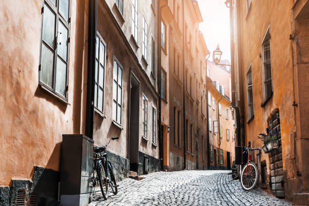 bellissima strada del centro storico di stoccolma, svezia - stockholm built structure house sweden foto e immagini stock