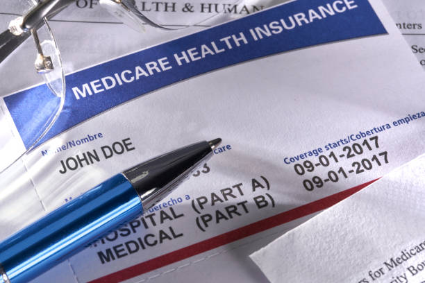 nueva tarjeta de medicare para beneficios médicos seguros de seguridad social - prescription plan fotografías e imágenes de stock