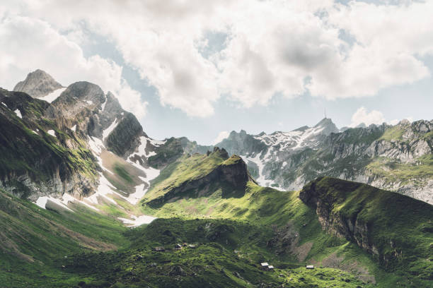 malerische aussicht auf die berge in der schweiz - alpen panorama stock-fotos und bilder