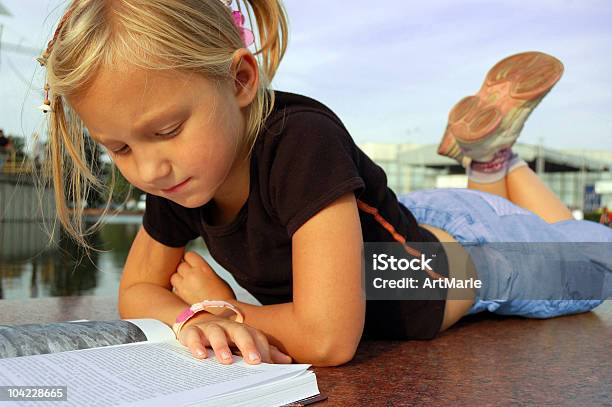 Rapariga Ler Um Livro - Fotografias de stock e mais imagens de Cabelo Louro - Cabelo Louro, Criança, Pré-Adolescente